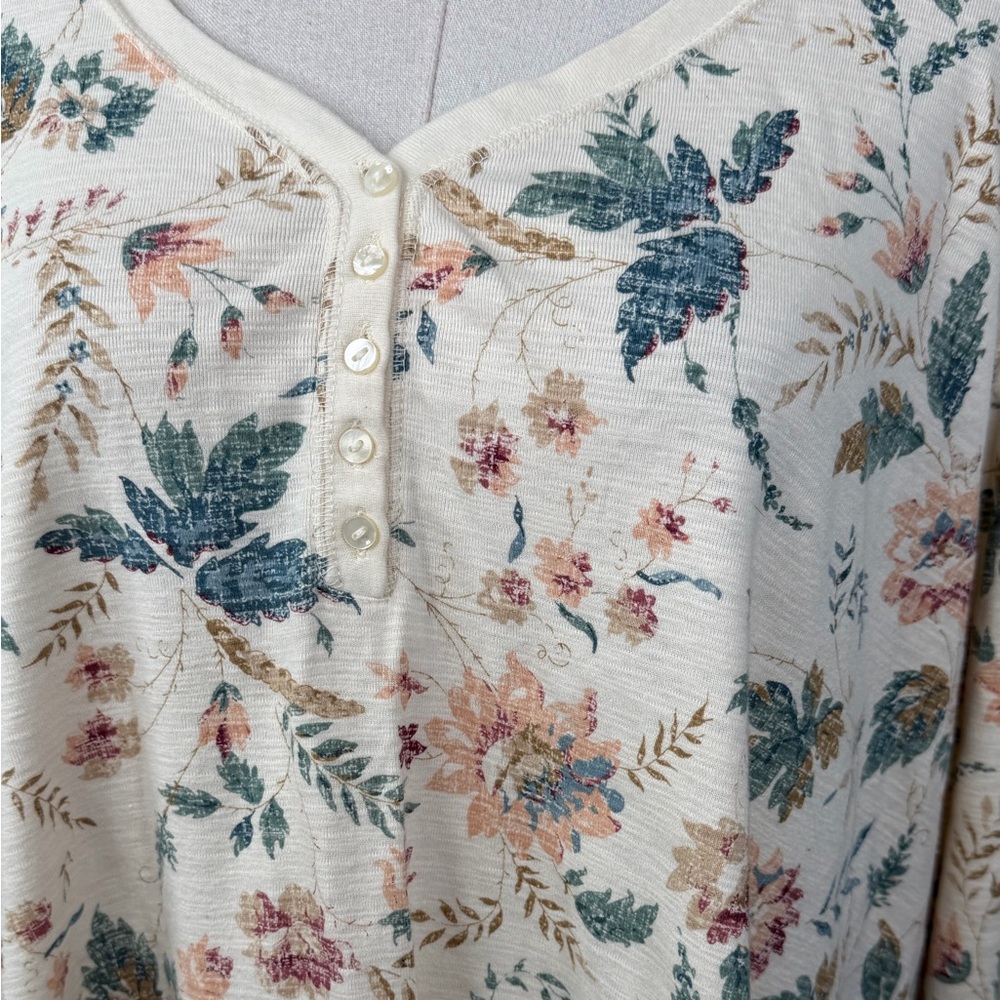 CHAPS Women's 100% Cotton 3/4 Sleeve Henley T-shirt Cream/ Distressed Floral-2X - Picture 2 of 3